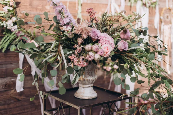 Boda asimétrica elegante ramo con rosas púrpura — Foto de Stock