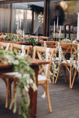 Misafirler için eko dekorlu Boho düğün sandalyesi.