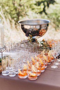 Misafirler için eko dekor ile Boho düğün masası.