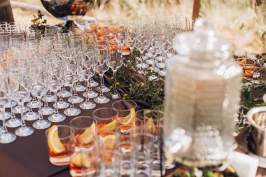 Misafirler için eko dekor ile Boho düğün masası.