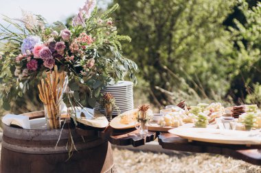 Misafirler için eko dekor ile Boho düğün masası.
