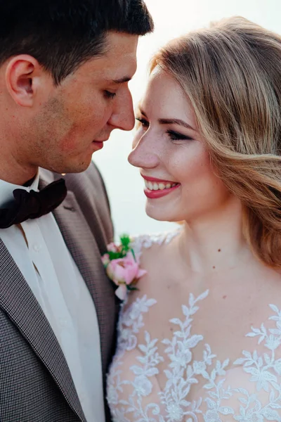 Feliz casal recém-casado. Bela noiva e noivo em um terno . — Fotografia de Stock