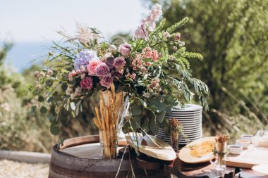 Misafirler için eko dekor ile Boho düğün masası.