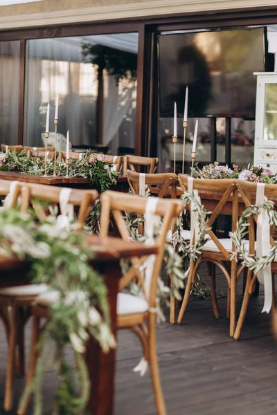 Misafirler için eko dekorlu Boho düğün sandalyesi.