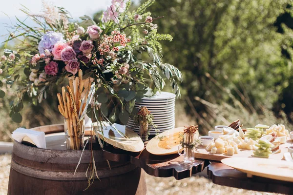 Boho bröllops bord med ekologisk inredning för gäster. — Stockfoto