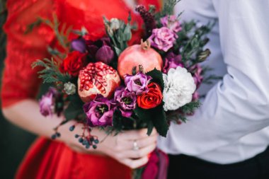 Kırmızı gül ve nar ile Düğün asimetrik şık buket.