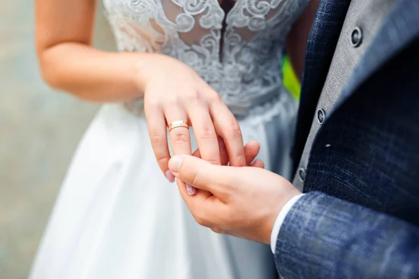 Anéis de casamento nas mãos da noiva e do noivo. — Fotografia de Stock