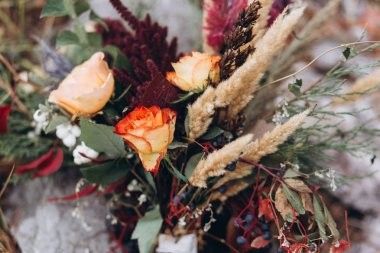 Sarı bir sonbahar çayır içinde düğün Çiçekçilik. 