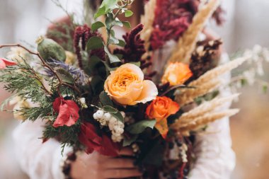 Sarı bir sonbahar çayır içinde düğün Çiçekçilik. 