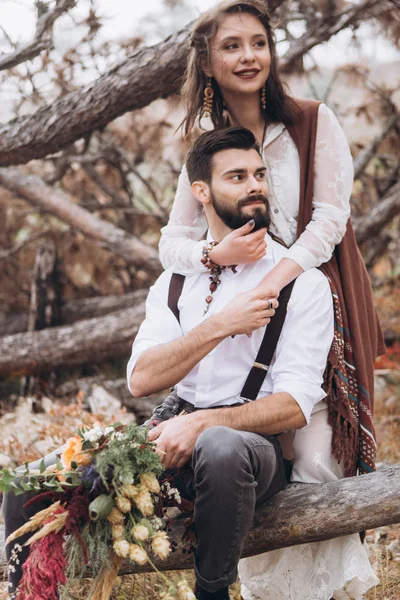 Elegante chico con barba abraza a una chica vestida con un vestido al estilo del boho . —  Fotos de Stock