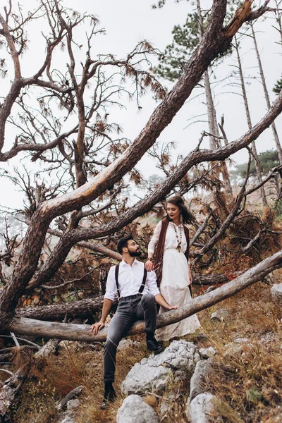 Elegante chico con barba abraza a una chica vestida con un vestido al estilo del boho . —  Fotos de Stock