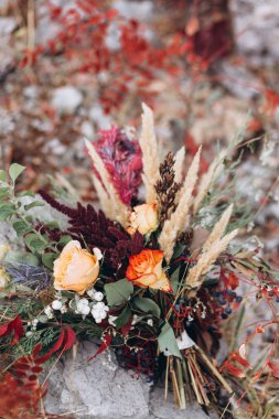 Sarı bir sonbahar çayır içinde düğün Çiçekçilik. 