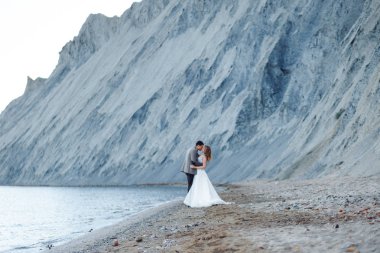 Mutlu yeni evli çift. Takım elbiseli güzel gelin ve damat.