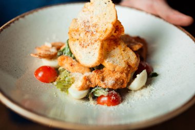 Kruton, tavuk, yumurta ve domates ile bir tabak klasik Sezar salatası.