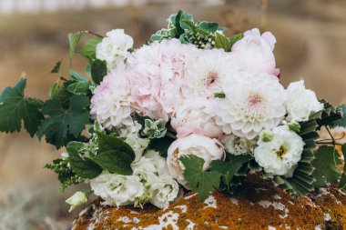 Eustoma Düğün asimetrik buket, şakayık, dahlias, ortanca.