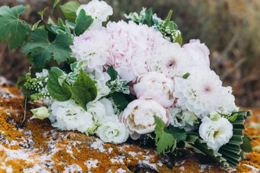 Eustoma Düğün asimetrik buket, şakayık, dahlias, ortanca.