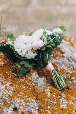 Eustoma Düğün asimetrik buket, şakayık, dahlias, ortanca.