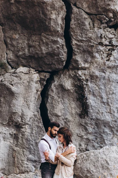 Elegante chico con barba abraza a una chica vestida con un vestido al estilo del boho . —  Fotos de Stock