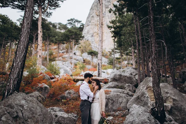 Elegante chico con barba abraza a una chica vestida con un vestido al estilo del boho . —  Fotos de Stock