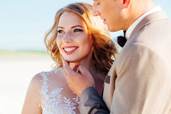 Happy newlywed couple. Beautiful bride and groom in a suit. — Stock Photo, Image