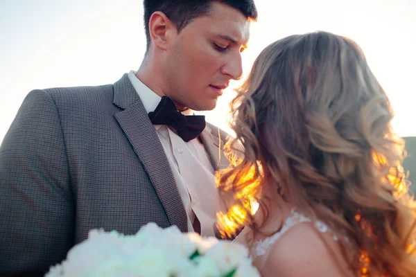 Boldog új házaspárt. Gyönyörű menyasszony és vőlegény öltönyben.. — Stock Fotó