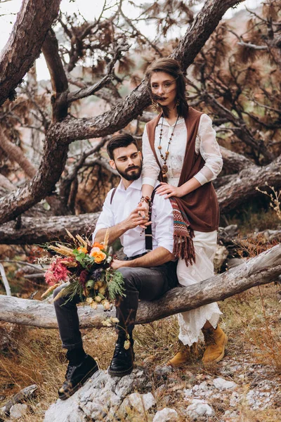 Elegante chico con barba abraza a una chica vestida con un vestido al estilo del boho . —  Fotos de Stock