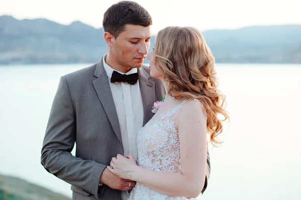 Feliz casal recém-casado. Bela noiva e noivo em um terno . — Fotografia de Stock