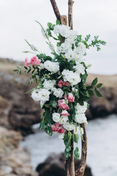 Fragmento de um arco de casamento de uma cerimônia de saída decorada com flores brancas e rosa . — Fotografia de Stock