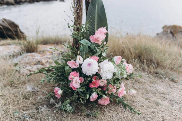 Fragmento de um arco de casamento de uma cerimônia de saída decorada com flores brancas e rosa . — Fotografia de Stock