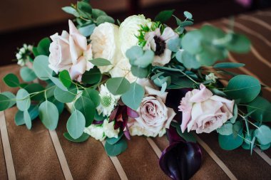 Mor güller ile Düğün asimetrik şık buket