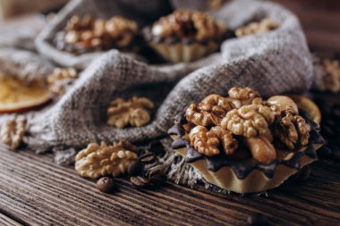 Yoğunlaştırılmış süt ve fındık ile Tatlı sepet kek. Ev yapımı pişirme. 