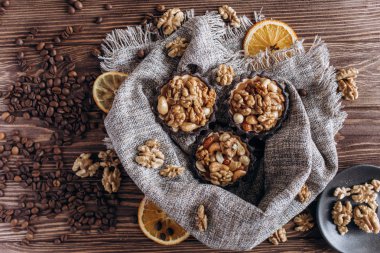 Yoğunlaştırılmış süt ve fındık ile Tatlı sepet kek. Ev yapımı pişirme. 