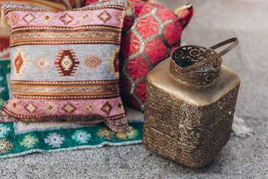 Düğün süslemeleri olarak beyaz mumlar ile Bakır mumluklar.