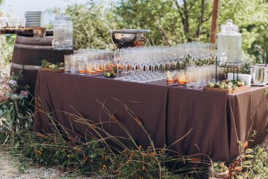 Düğün töreninde misafirler için catering.