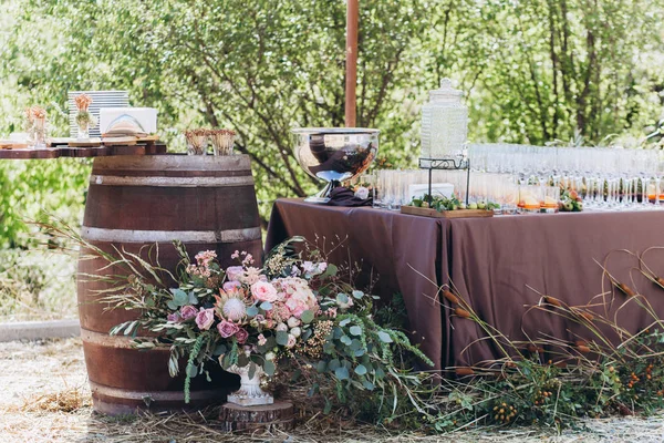 Düğün töreninde misafirler için catering.