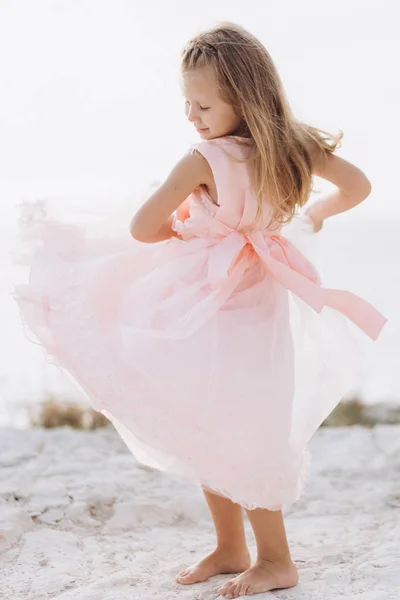 Córka w różowej sukni. Rodziny. — Zdjęcie stockowe