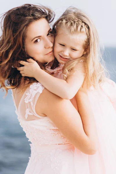 Matka a dcera v růžových šatech. Rodina. — Stock fotografie