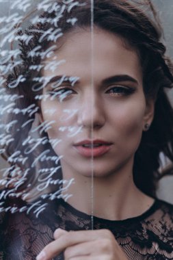 Takı ve örgü ile Boho saç modeli. Güzel kız.