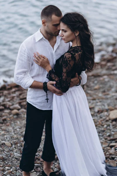 Pareja de boda enamorada en estilo boho. Ramo asimétrico de rosas . —  Fotos de Stock