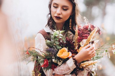 Sonbahar orman bir arka plan üzerinde boho tarzında Kız.