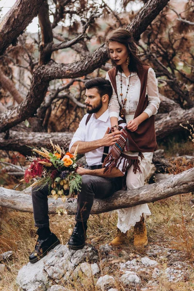 Elegante chico con barba abraza a una chica vestida con un vestido al estilo del boho . —  Fotos de Stock