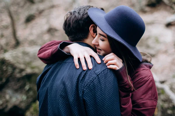 Chica en un sombrero abraza a un chico con ternura . —  Fotos de Stock