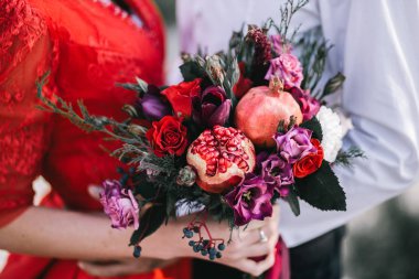 Kırmızı gül ve nar ile Düğün asimetrik şık buket.