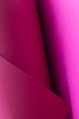 Minimalist bir tarzda katlanmış pembe kağıt. Duvar kağıdı
