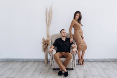 Genç ebeveynler bebek bekliyor. Sağlıklı aile.