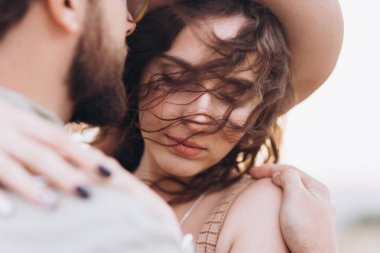 Erkek arkadaş ve kız arkadaş doğada birbirlerine sarılmak. 