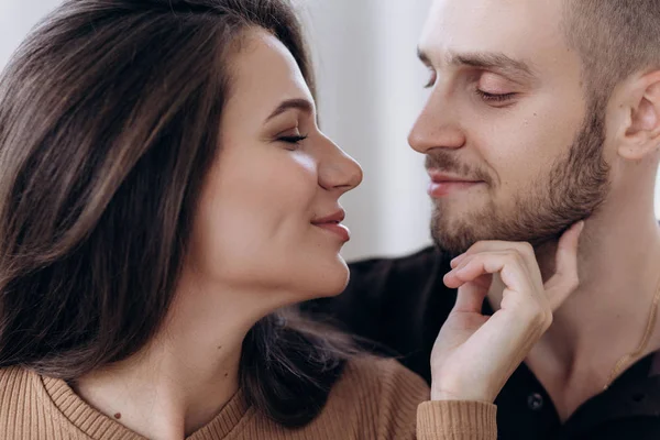 Um casal terno no amor em cores pastel beijos . — Fotografia de Stock