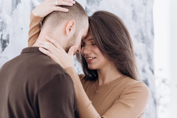 Um casal terno no amor em cores pastel beijos . — Fotografia de Stock