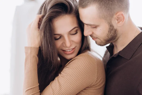 Um casal terno no amor em cores pastel beijos . — Fotografia de Stock