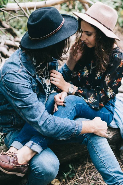 Namorada e namorado colocar em um passeio casual em um campo com grama amarela . — Fotografia de Stock